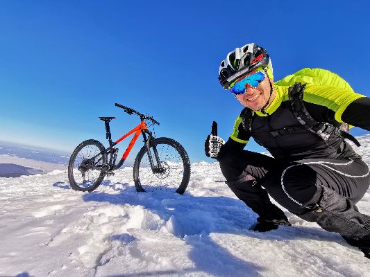 Франківець Роман Шутка піднявся на Говерлу взимку на велосипеді. ФОТО