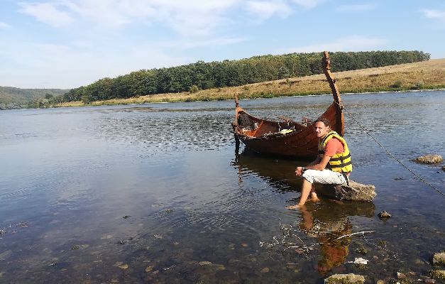 Прикарпатців кличуть у Галич на оглядини нового середньовічного човна. ФОТО