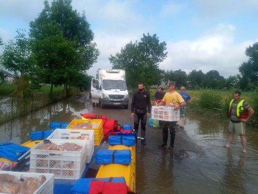 Туристична компанія «Компас-Тур» надала допомогу в переправі людей на Тисменничині. ВІДЕО