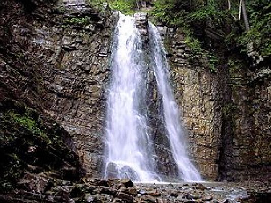 Понад 20 туристів з дітьми потрапили у водяну пастку в Карпатах