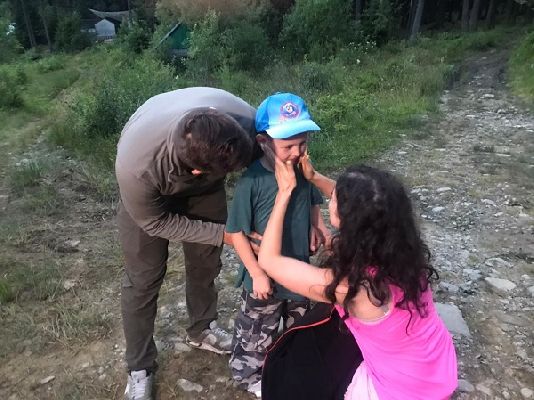 У Карпатах знайшли хлопчика, який відстав від туристичної групи та заблукав. ВІДЕО